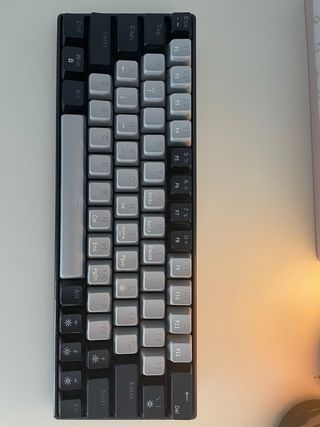 Teclado Gaming Negro y Gris, switches rojos