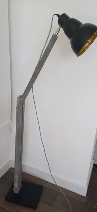 Lámpara de pie industrial negra y dorada