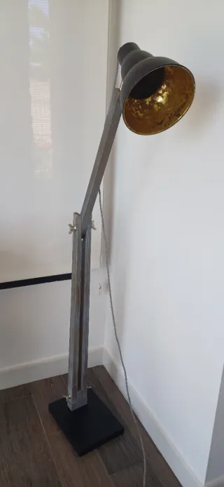 Lámpara de pie industrial negra y dorada