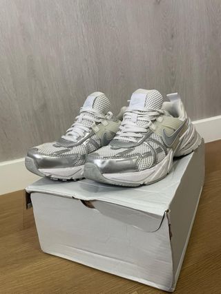 Zapatillas Nike Mujer P-6000 Plata y Blanco