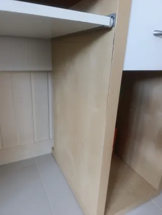 Escritorio beige y blanco con cajón