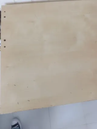 Escritorio beige y blanco con cajón