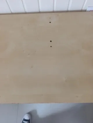 Escritorio beige y blanco con cajón