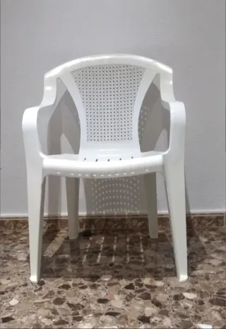 SILLA BLANCA DE PLÁSTICO RESISTENTE PARA TERRAZA