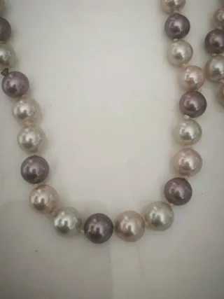 Collar de perlas beige y morado