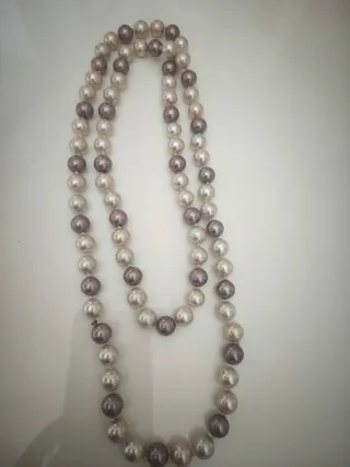 Collar de perlas beige y morado