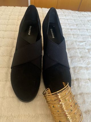 Zapatos de tacón negros elegantes