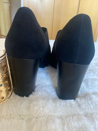 Zapatos de tacón negros elegantes