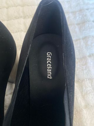 Zapatos de tacón negros elegantes