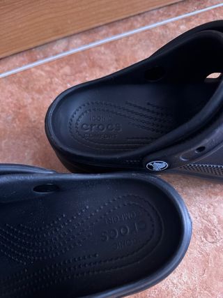 Crocs plataforma negros con pins