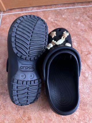 Crocs plataforma negros con pins