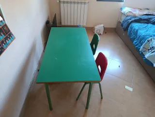 Mesa escolar doble y 2 sillitas