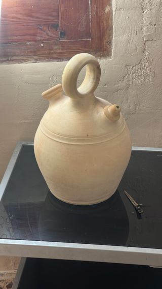 Vasija antigua de barro para agua Beige