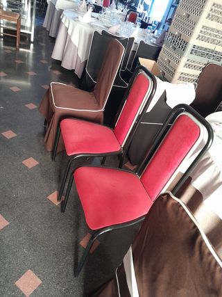 Sillas de tela marrón y rojo