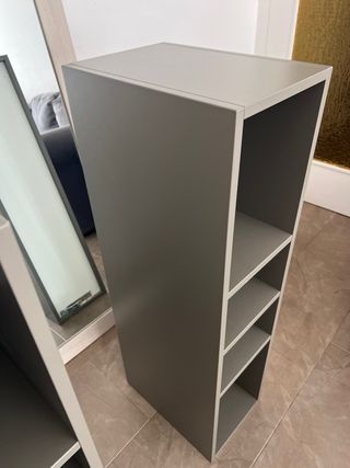 Estanterías grises de madera