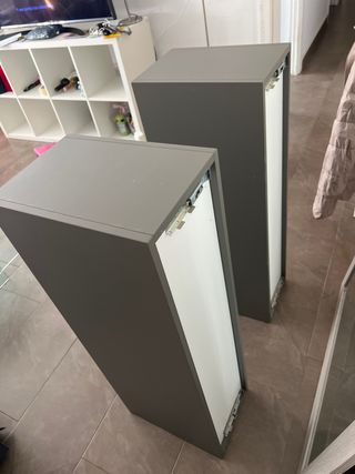 Estanterías grises de madera