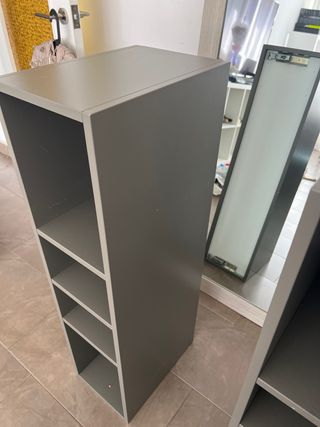 Estanterías grises de madera