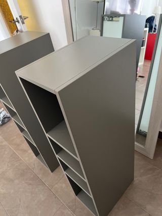 Estanterías grises de madera