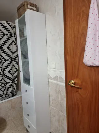 Mueble blanco con cristal