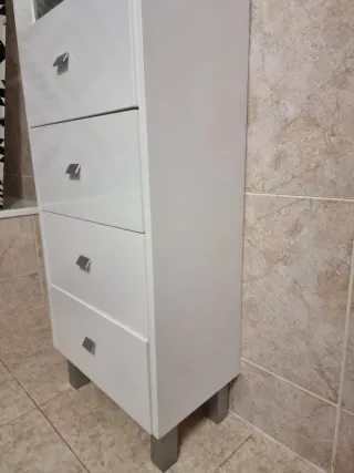 Mueble blanco con cristal