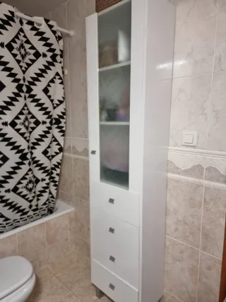 Mueble blanco con cristal