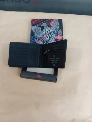 Cartera con diseño de águila y bandera