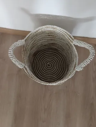 Cesto de mimbre y yute con asas