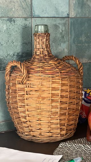 Damajuana antigua forrada de mimbre
