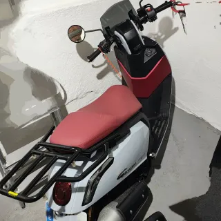 Moto Scooter 125cc Blanca y Roja