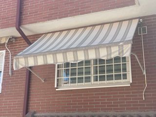 Toldo de tela y metal beige y marrón