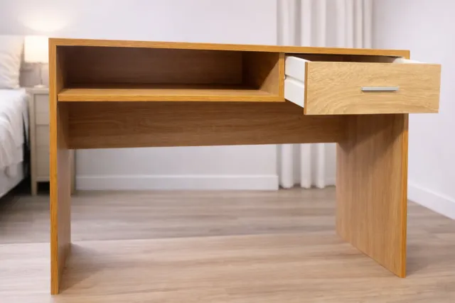 Escritorio de madera con cajón