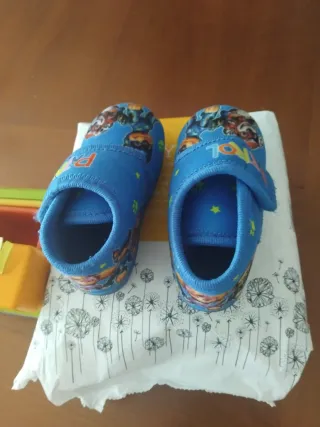 Zapatillas Paw Patrol y Juguete Bloques, 20 pañale