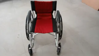 Sedia a rotelle leggera e pieghevole modello forta 8k