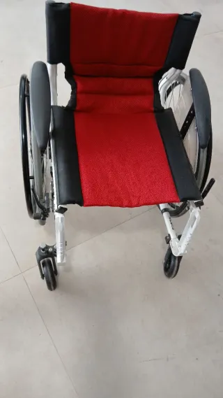 Sedia a rotelle leggera e pieghevole modello forta 8k