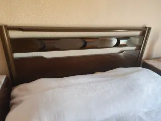Cama, cabecero, 2 mesitas de noche y cómoda
