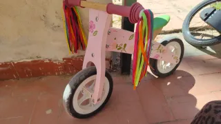 Bicicleta de madera sin pedales