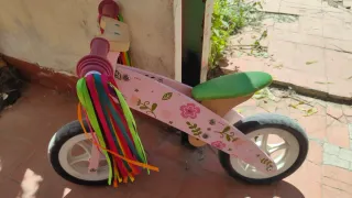 Bicicleta de madera sin pedales