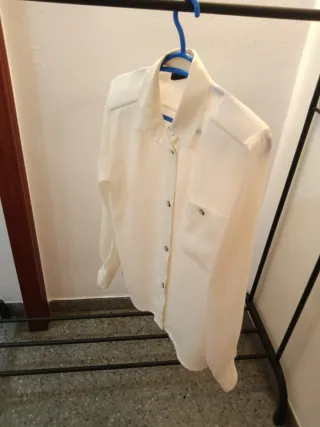 Camisa blanca rota elegante