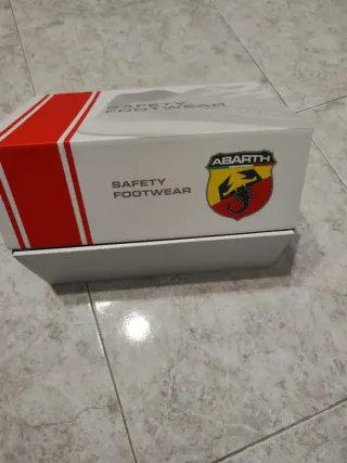 Calzado de seguridad Abarth gris y negro.Talla 42