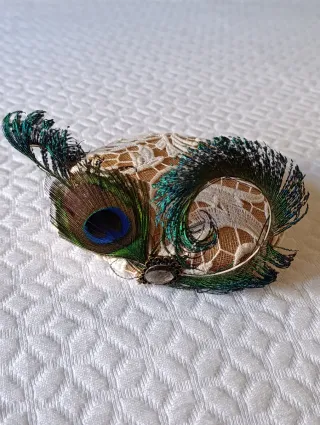Elegante tocado para ceremonias