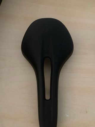 Sillines de bicicleta negros.