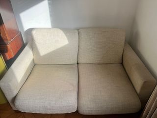 Sofá de tela beige
