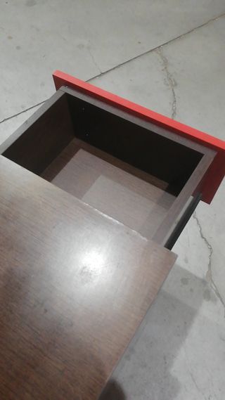 Cajonera moderna roja y negra