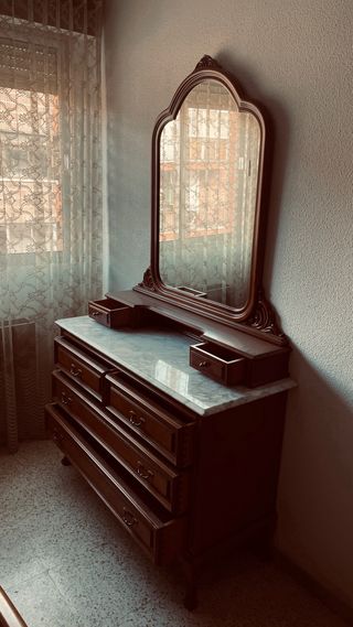 Tocador de madera con mármol