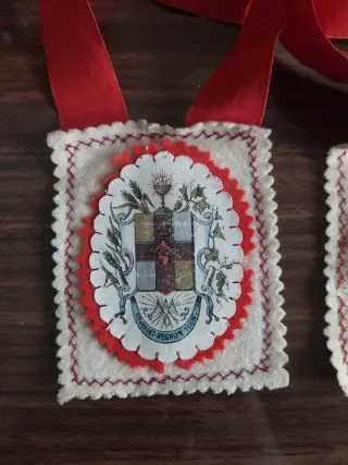 Antiguo relicario con cinta roja