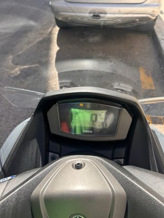 Yamaha NMAX125 se vende con parabrisas negro corto