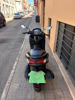 Yamaha NMAX125 se vende con parabrisas negro corto
