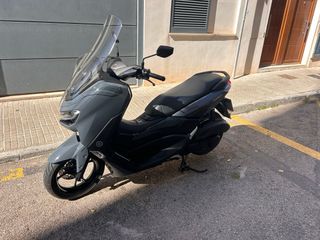Yamaha NMAX125 se vende con parabrisas negro corto