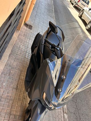 Yamaha NMAX125 se vende con parabrisas negro corto