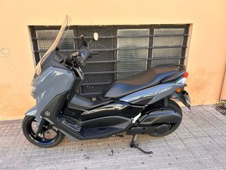 Yamaha NMAX125 se vende con parabrisas negro corto